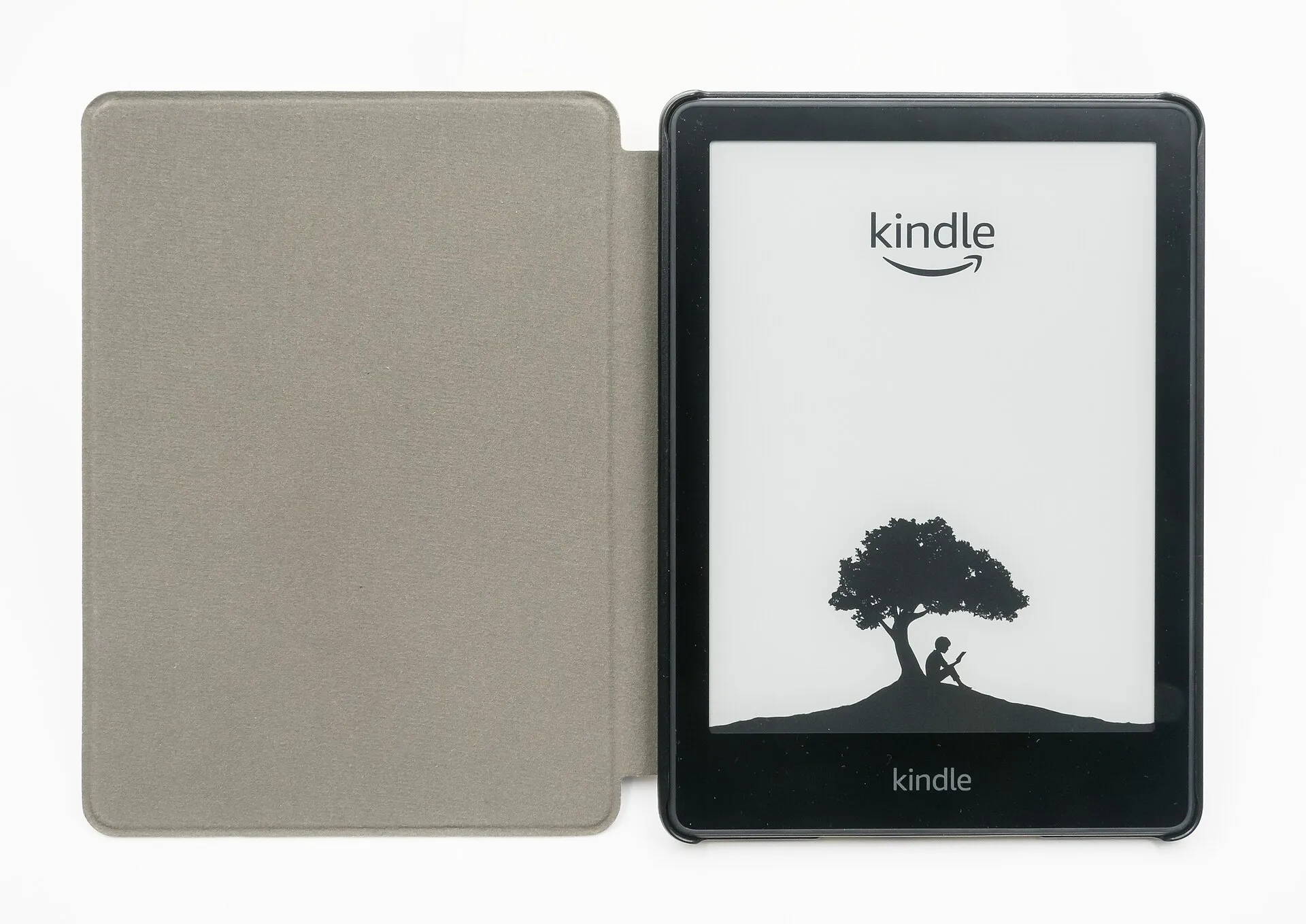 Kindle Paperwhite acceso dentro una custodia aperta, con il logo Kindle sullo schermo