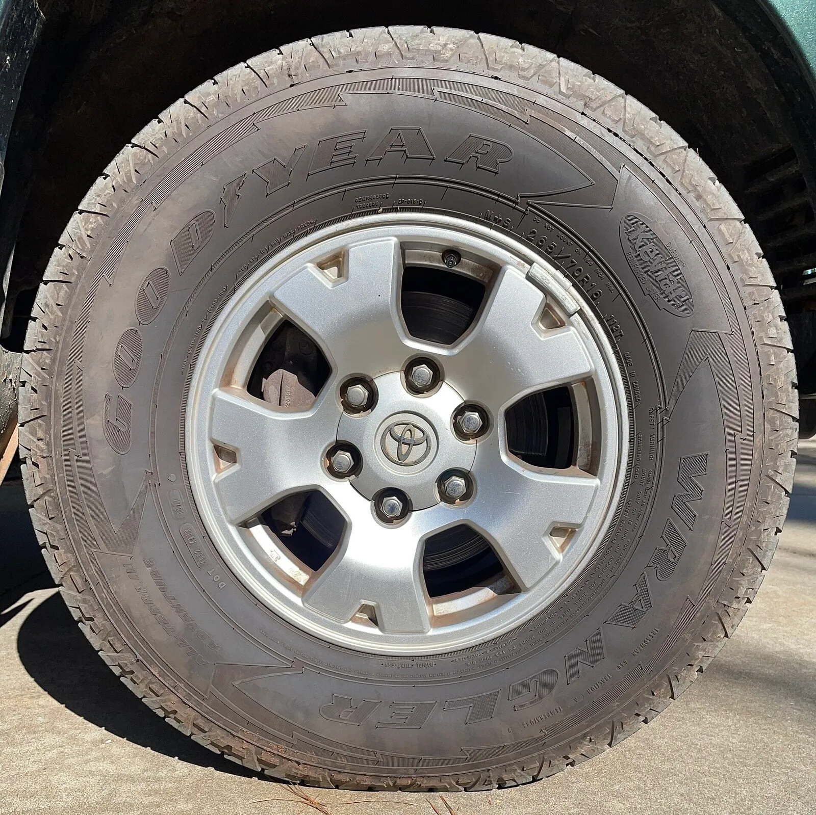 Ruota di un pickup Toyota Tacoma con pneumatico Goodyear Wrangler, la misura 265/70R16 stampata sul fianco