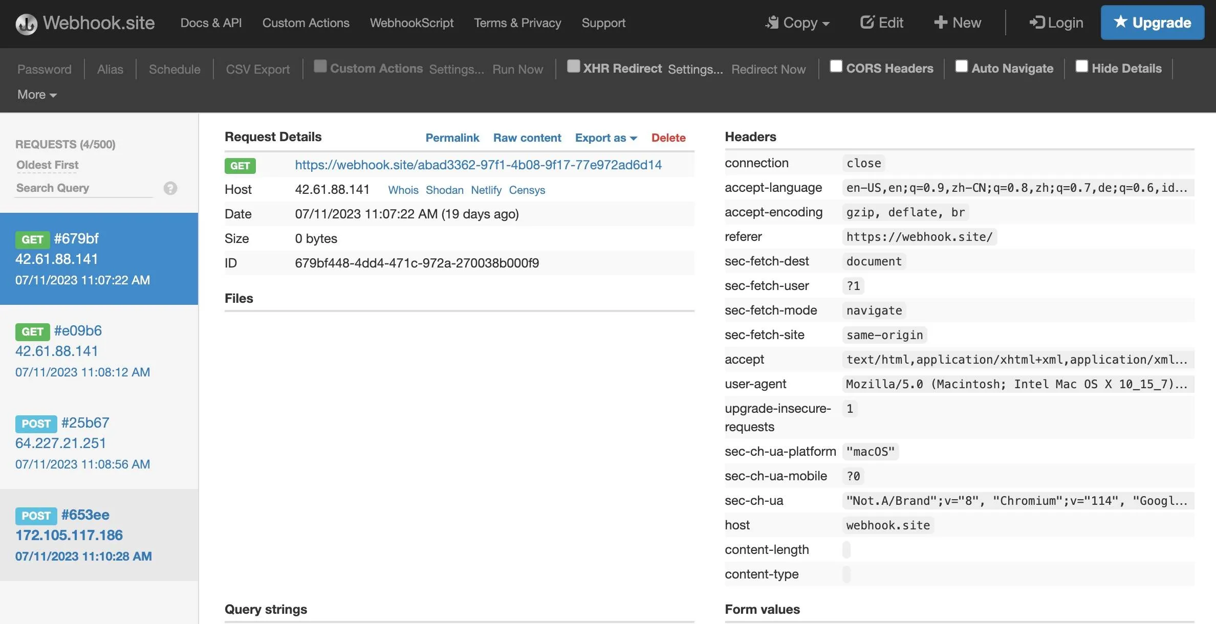Interfaccia di Webhook.site con l’elenco delle richieste GET e POST ricevute a sinistra e i dettagli e gli header della richiesta selezionata a destra